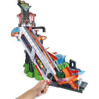 Hot Wheels Color Shifters Ultimate Gator Car Wash Playset, Car Wash and Giant Gator FTB67
