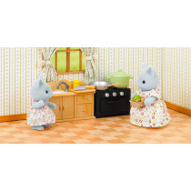 Sylvanian Families Country Kitchen Set with Cat Mother, Multi-Colour, 5164