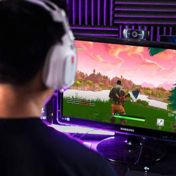 Logitech Full HD C922 Pro Stream Webcam, 1080p Camera Streaming Webcam, Records and Streams Your Gaming Sessions in Rich HD for Streaming, Background Replacement, with Tripod Included