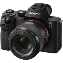 SONY FE 50mm F1.8 Compact Lightweight E Mount Camera  Lens With Beautiful Dedofusing Bokeh Compatible with Full Frame and APS C Camera SEL50F18F, Black, Lens Only
