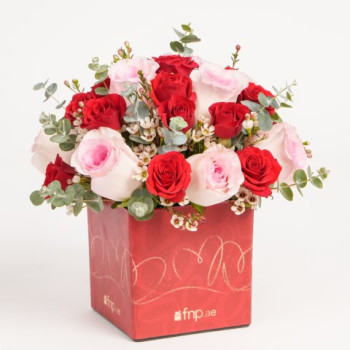 fnp Valentines Special Red and Pink Roses in Vase