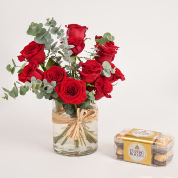 fnp Roses in Vase with 16 Pcs Ferrero Rocher Chocolate