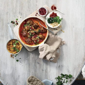 Kenwood 22L Microwave Oven With Digital Display, Defrost Function, Stainless Steel, 95 Minutes Timer, Clock Function 700W MWM22000Bk - Black And Silver