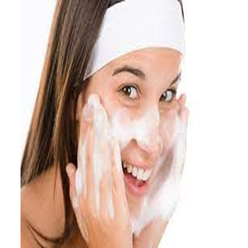 Olay Natural Aura Cleansing Face Wash 100 ml