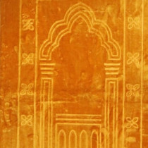 Yu Well Embossed Prayer Mat Anti-Slip Padded Velvet Top Prayer Rug For Men Women And Children, Golden-II, Large Size, 110 x 70 cm,