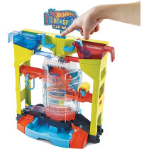 Hot Wheels Stunt Splash Car Wash Playset With One 1:64 Hot Wheels Color Shifter Color Changing Car For Ages 4 Years Old & Up Grw37, Multi Colour