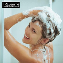 Tresemme Rich Moisture Shampoo For Dry, Damaged Hair, 900 Ml