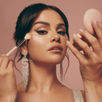 Rare Beauty Positive Light Precision Highlighter Brush