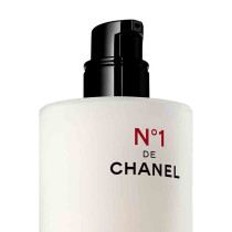 Chanel N°1 De Chanel Revitalizing Essence Lotion Plumps Unifies Illuminates